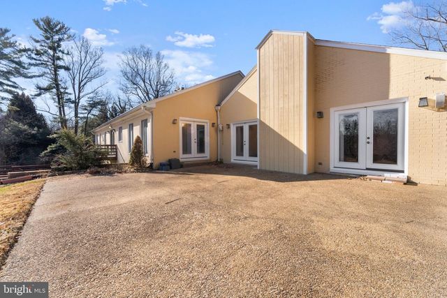 901 WALKER RD, Great Falls, VA 22066