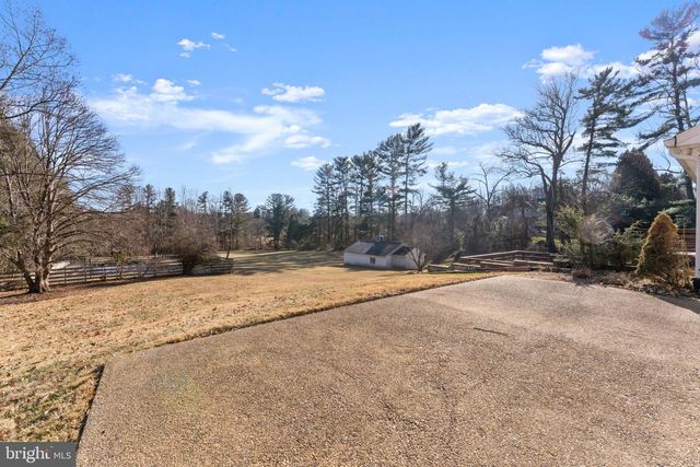 901 WALKER RD, Great Falls, VA 22066