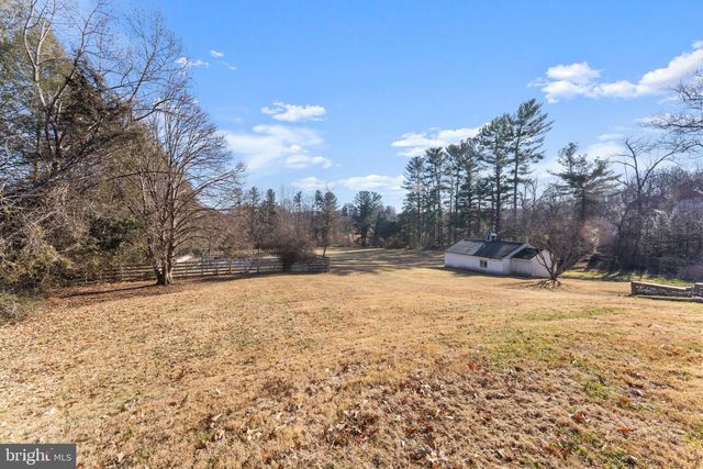 901 WALKER RD, Great Falls, VA 22066