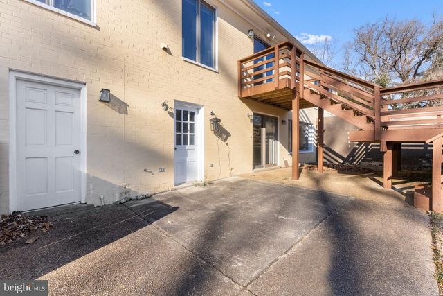 901 WALKER RD, Great Falls, VA 22066