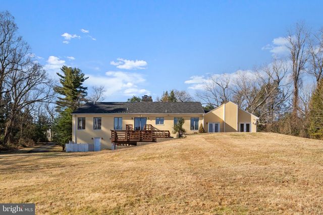 901 WALKER RD, Great Falls, VA 22066