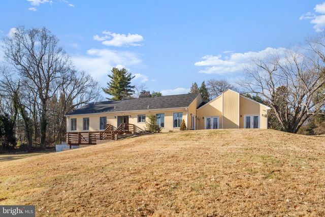 901 WALKER RD, Great Falls, VA 22066