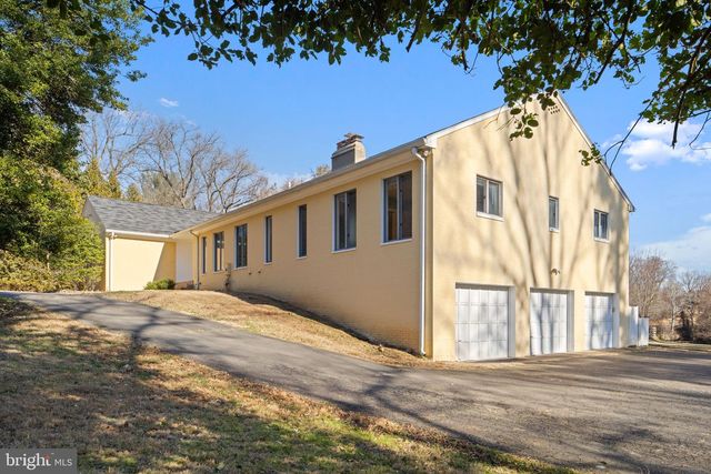 901 WALKER RD, Great Falls, VA 22066