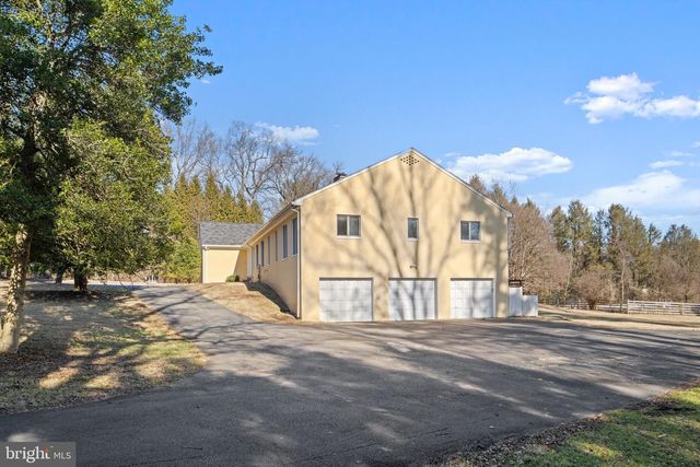 901 WALKER RD, Great Falls, VA 22066