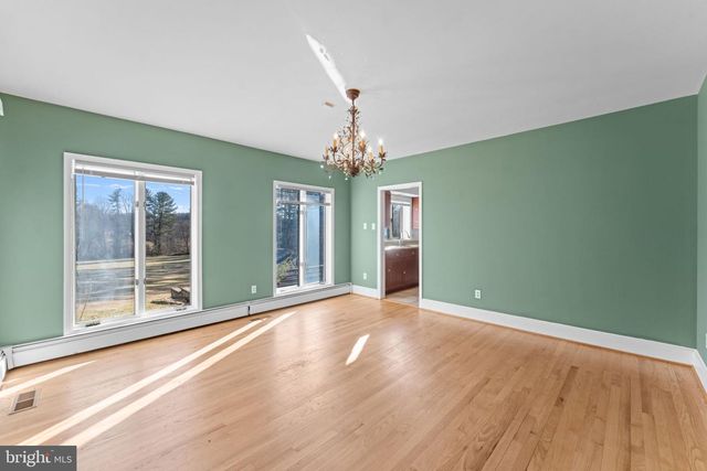 901 WALKER RD, Great Falls, VA 22066