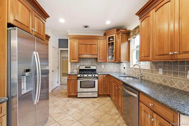 4 Patricks Way, Saint James, NY 11780