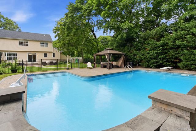 4 Patricks Way, Saint James, NY 11780