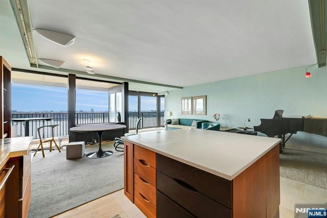 3 Horizon Road 1033, Fort Lee, NJ 07024