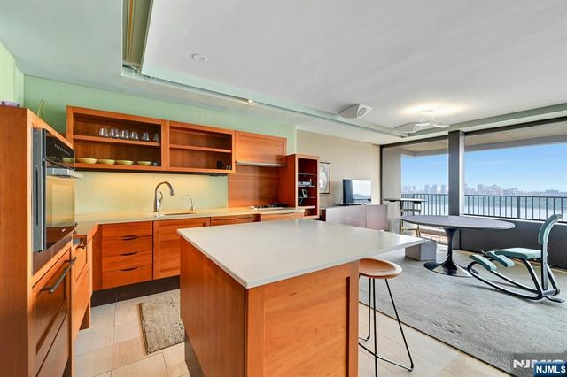 3 Horizon Road 1033, Fort Lee, NJ 07024