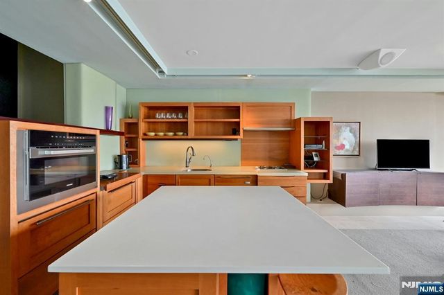 3 Horizon Road 1033, Fort Lee, NJ 07024