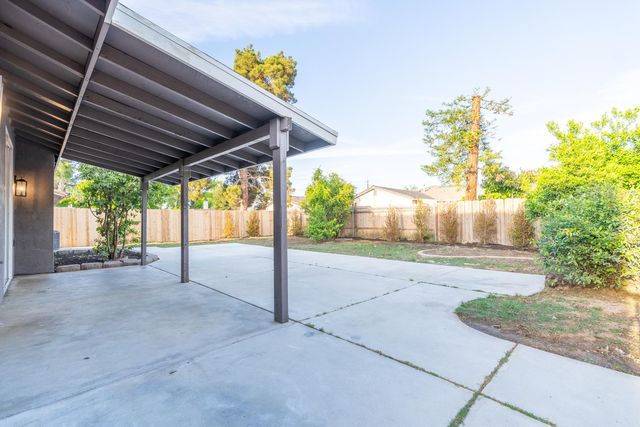 2423 S Sabre Avenue, Fresno, CA 93727