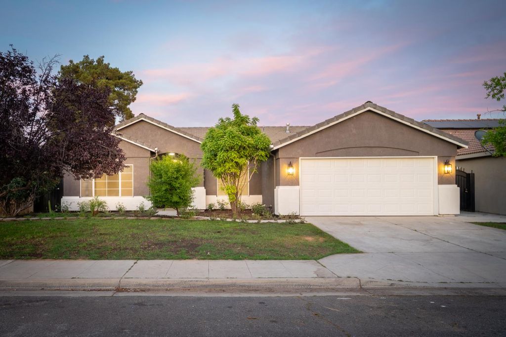 2423 S Sabre Avenue, Fresno, CA 93727