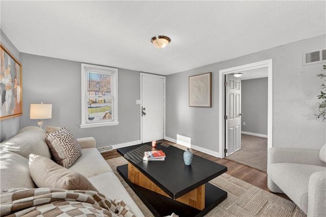 429 NE 42nd Street, Kansas City, MO 64116