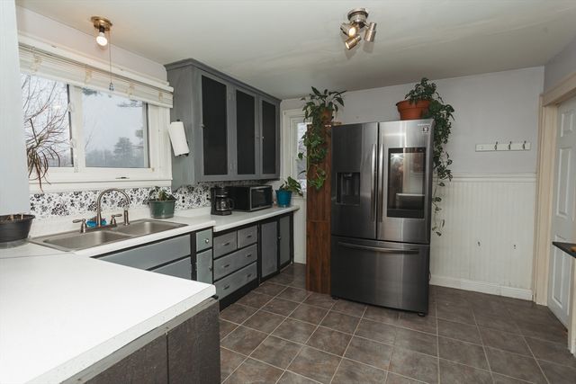 25 Barton Rd, Greenfield, MA 01301