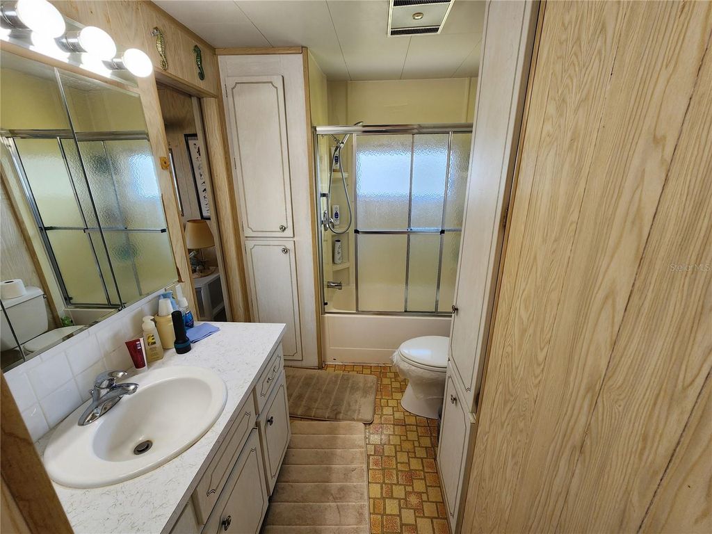Image 11 of property listing at 316 DANUBE CIRCLE, Bradenton, FL 34207