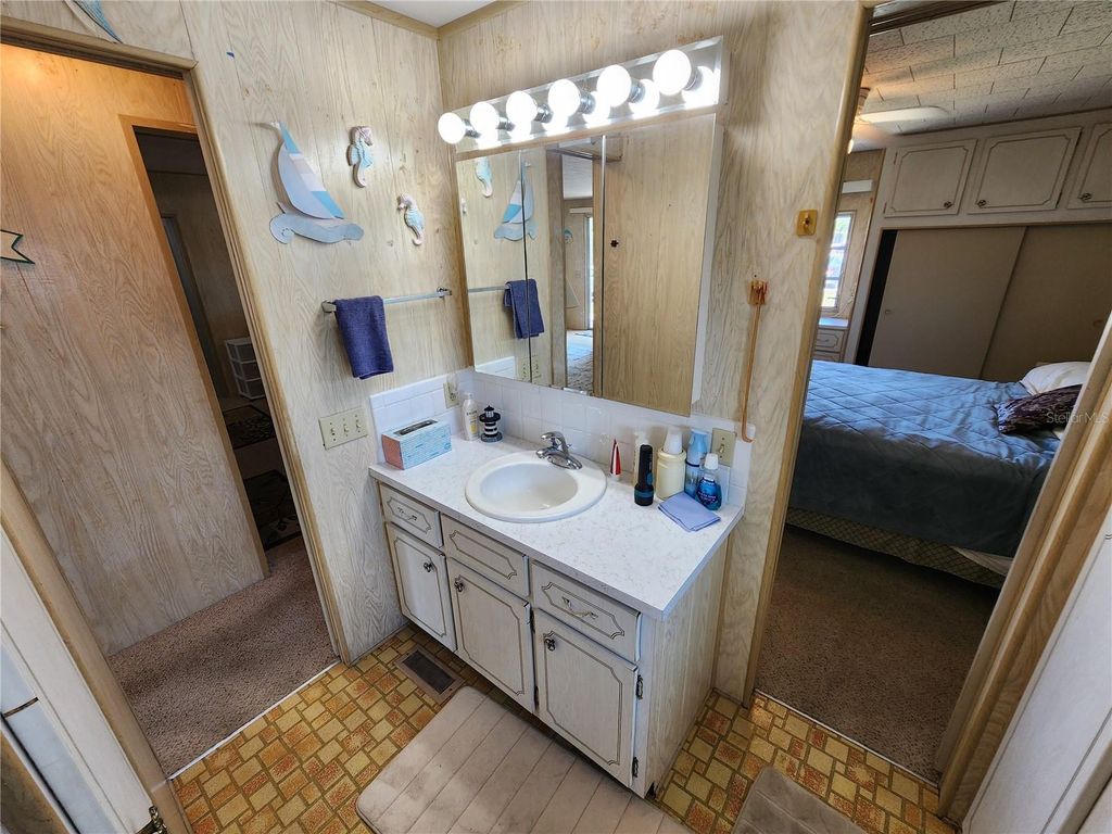 Image 13 of property listing at 316 DANUBE CIRCLE, Bradenton, FL 34207