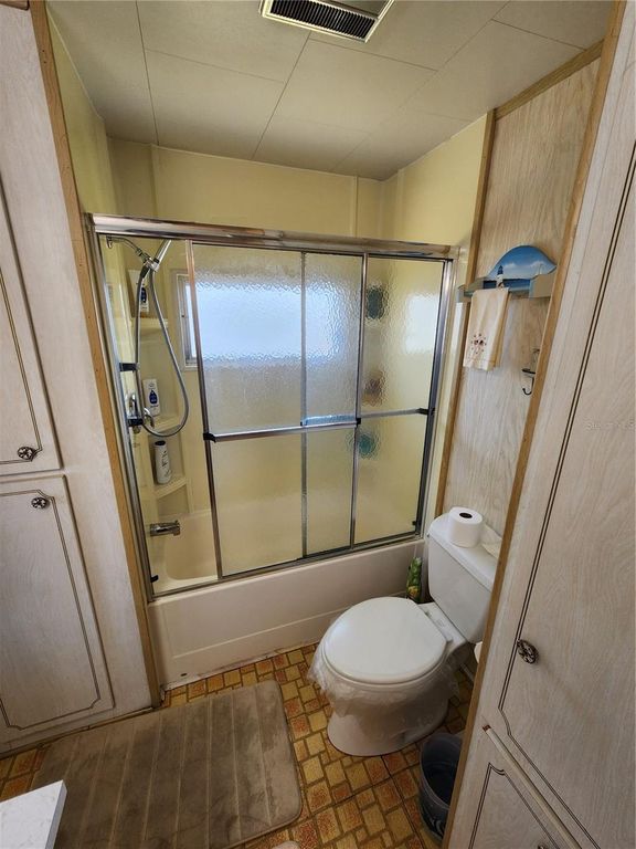 Image 14 of property listing at 316 DANUBE CIRCLE, Bradenton, FL 34207