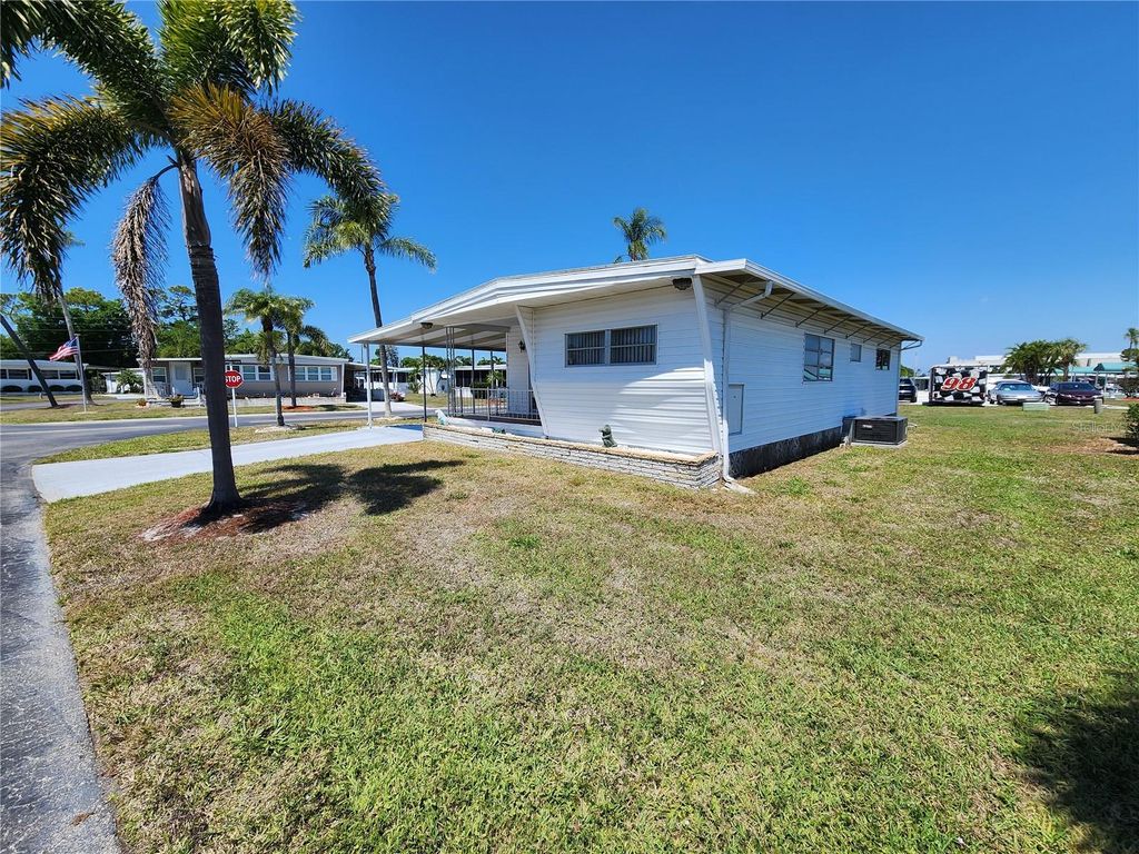 Image 3 of property listing at 316 DANUBE CIRCLE, Bradenton, FL 34207