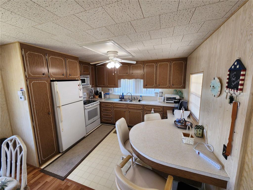 Image 4 of property listing at 316 DANUBE CIRCLE, Bradenton, FL 34207