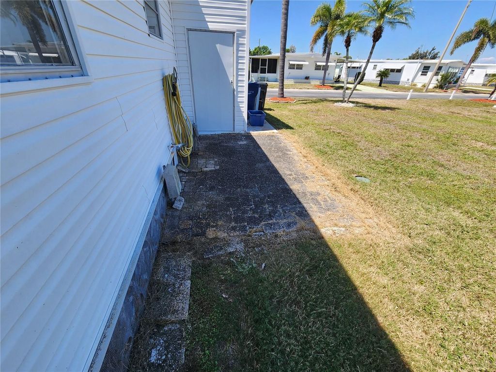 Image 31 of property listing at 316 DANUBE CIRCLE, Bradenton, FL 34207