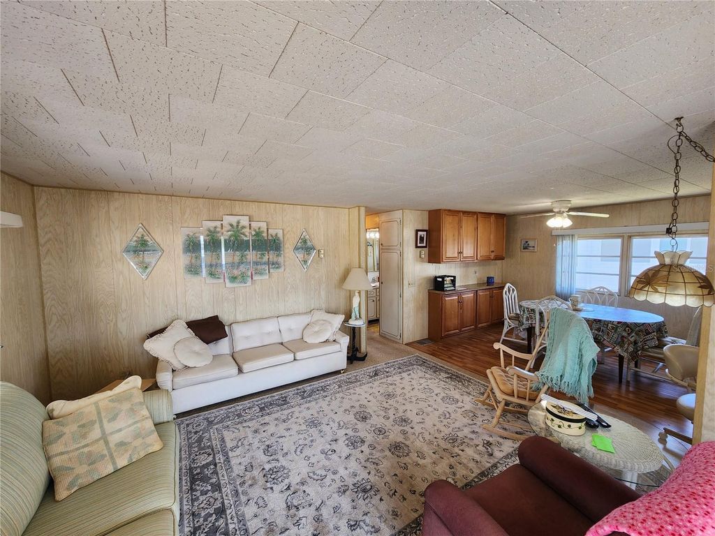 Image 7 of property listing at 316 DANUBE CIRCLE, Bradenton, FL 34207