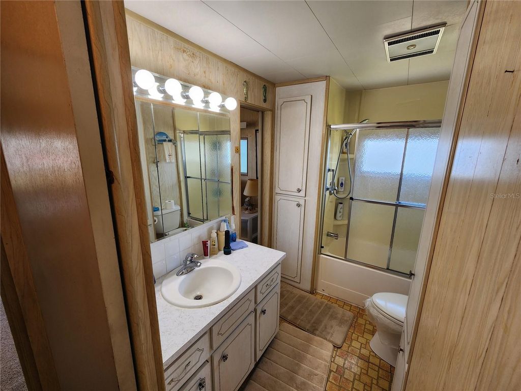 Image 10 of property listing at 316 DANUBE CIRCLE, Bradenton, FL 34207