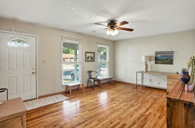 8 E ALHAMBRA DR, Columbia, MO 65203