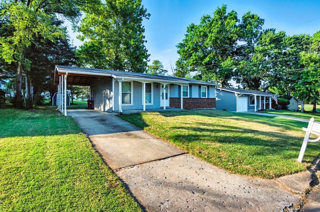 8 E ALHAMBRA DR, Columbia, MO 65203