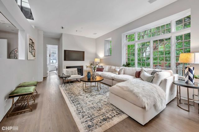 1401 N Astor Street, Chicago, IL 60610