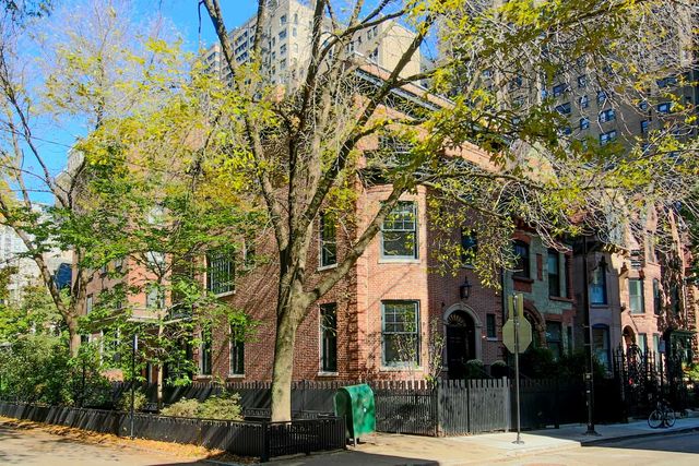 1401 N Astor Street, Chicago, IL 60610