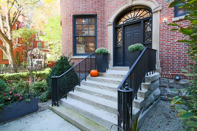 1401 N Astor Street, Chicago, IL 60610
