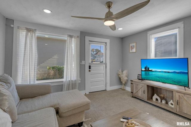 1011 19TH Avenue, Moline, IL 61265