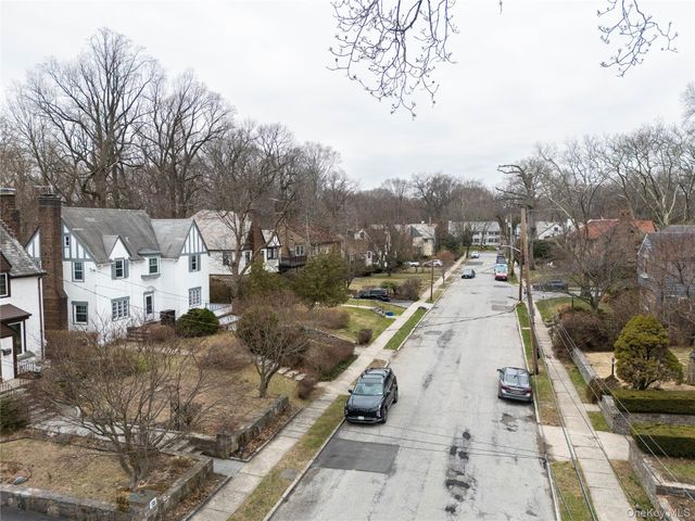 60 Parkway E, Mount Vernon, NY 10552