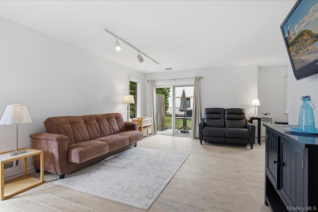 190 Poplar Court, Wantagh, NY 11793