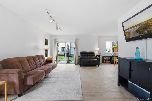 190 Poplar Court, Wantagh, NY 11793