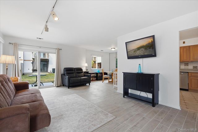 190 Poplar Court, Wantagh, NY 11793