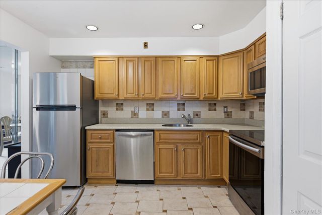 190 Poplar Court, Wantagh, NY 11793