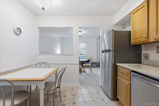 190 Poplar Court, Wantagh, NY 11793