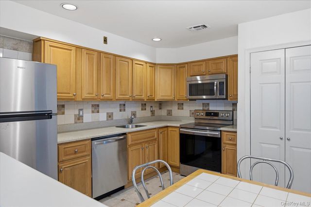 190 Poplar Court, Wantagh, NY 11793