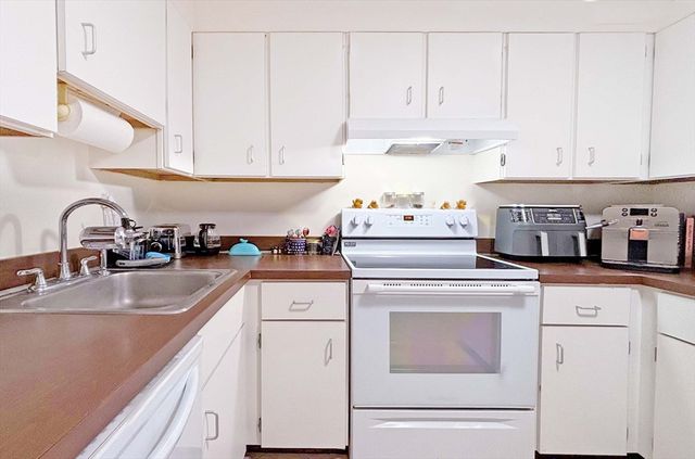295 Lynn Shore Dr 104, Lynn, MA 01902