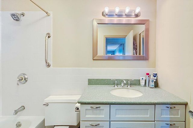 295 Lynn Shore Dr 104, Lynn, MA 01902