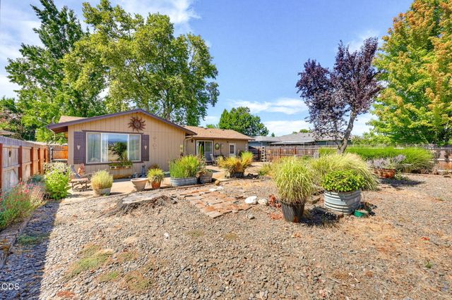 7872 Harlan Drive, White City, OR 97503