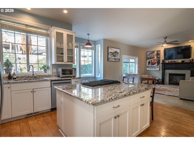 2290 Nw WITHERSPOON Ave, Roseburg, OR 97471