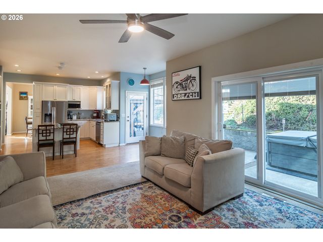 2290 Nw WITHERSPOON Ave, Roseburg, OR 97471