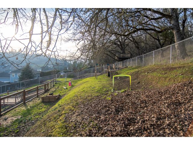 2290 Nw WITHERSPOON Ave, Roseburg, OR 97471