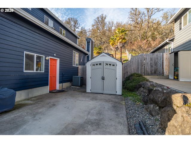 2290 Nw WITHERSPOON Ave, Roseburg, OR 97471