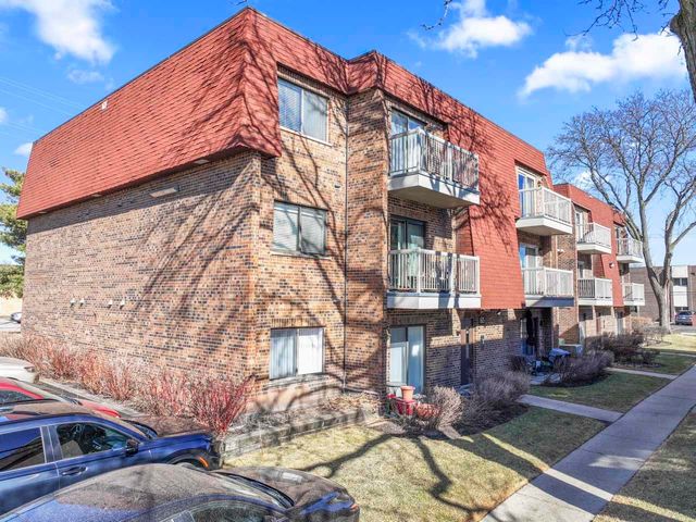 605 W Central Road C1, Mount Prospect, IL 60056