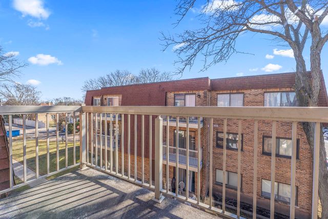 605 W Central Road C1, Mount Prospect, IL 60056