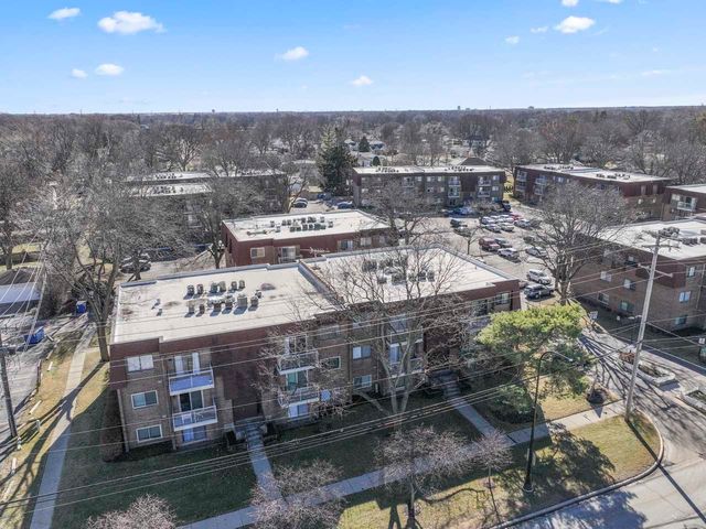 605 W Central Road C1, Mount Prospect, IL 60056