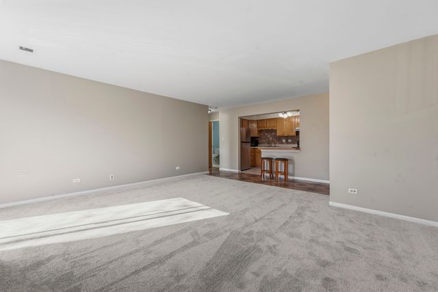 605 W Central Road C1, Mount Prospect, IL 60056